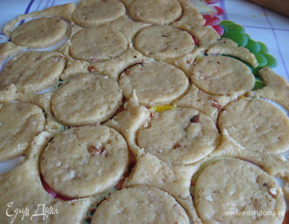 Вырезать формой (или стаканом) кружки диаметром около 5 см.