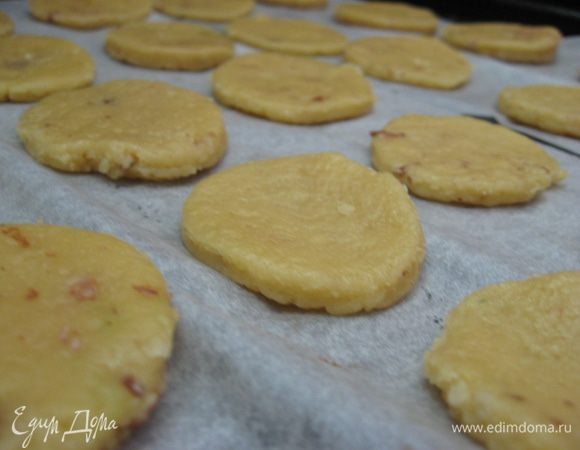 Выложить на смазанный маслом противень и поставить в разогретую духовку (180 градусов) на 10 минут.