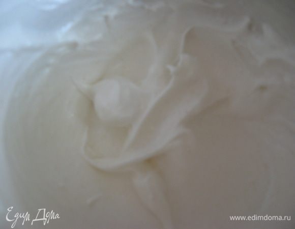 Делаем безе. Белки взбить в крепкую пену, затем понемногу добавляем сахар и взбиваем до гладкости. (Взбивать белки необходимо в сухой посуде, даже малейшая капля воды или жира все испортит.) 