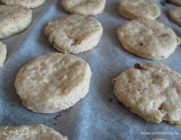 Вынуть печенье из духовки.