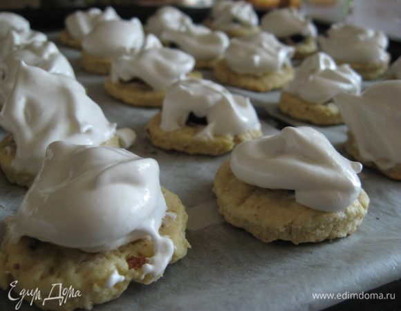 Поверх ягод добавляем без из кондитерского мешка, шприца или просто ложкой. Важно чтобы белки полностью прикрывали ягоды. 