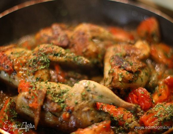 Тушки перепелок обжариваем с каждой стороны до золотистого цвета. После добавляем помидор и тонко нарезанную луковицу. Доводим перепелов до готовности, посыпаем петрушкой.