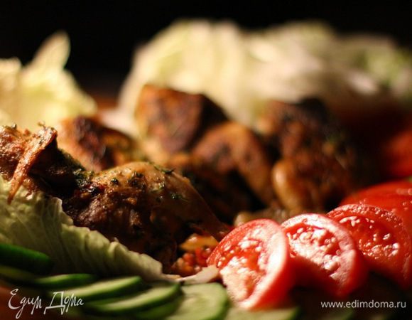 Выкладываем дичь на листья салата. В оставшиеся на сковородке овощи добавляем чеснок и красный перец, тушим еще минут 5. Сервируем с овощами по вкусу.