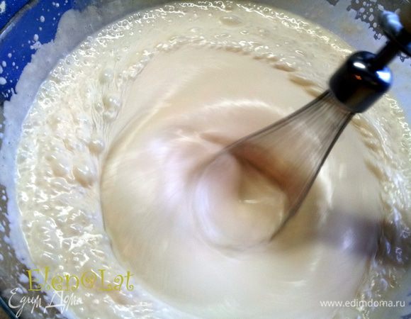 Крем. Сварить кофе и замочить в чуть остывшем кофе желатин. Набухший желатин прогреть не доводя до кипения.Добавить половину ликера и остудить.
Взбить сливки с сахаром.