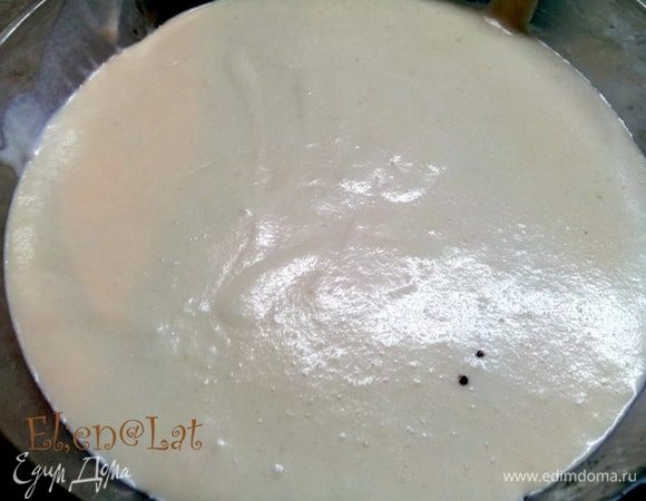 Не прекращая взбивать добавить кофейно-ликерную массу. Взбить.