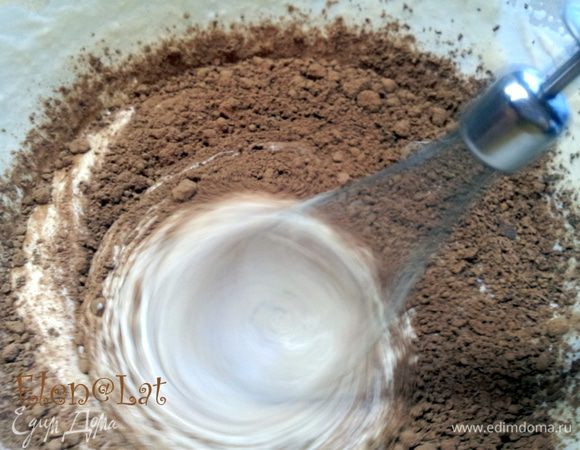 Крем разделить на две части. В одну часть добавить какао и 3/4 тертого шоколада. Во вторую ванильный сахар.