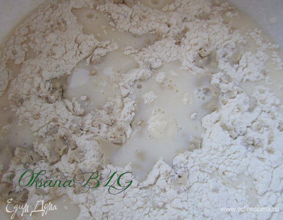 В теплое молоко добавьте 1 ст. л. сахара и 1 ст. л. муки, раскрошите дрожжи. оставьте на 10–15 минут.