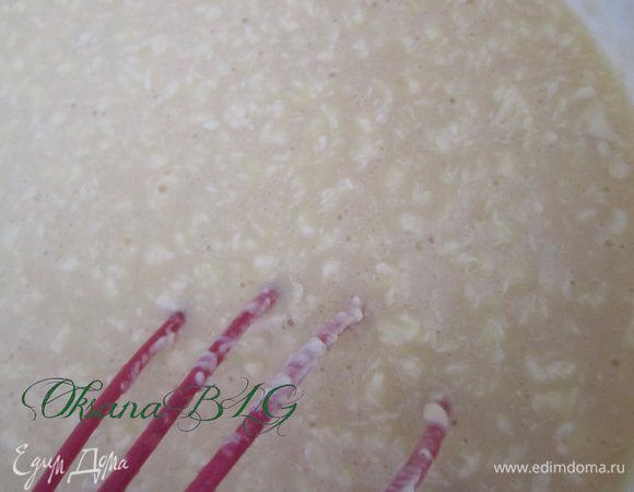 В дрожжевую смесь добавьте перетертые яйца с сахаром, растопленный маргарин, соль, все хорошо перемешайте.