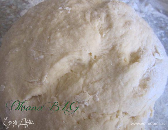 Понемногу добавляя муку, замесите мягкое нелипкое тесто. Можно замешивать ложкой до тех пор, пока тесто не начнет отходить от ложки. Я люблю вымешивать тесто руками, так проще уловить момент, когда оно уже готово.