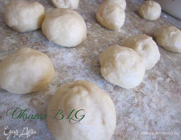 Из теста скатайте шарики, смочив руки растительным маслом. Шарики лучше катать небольшие, в процессе выпечки они немного «вырастут», да и маленькие пончики пропекаются быстрее.