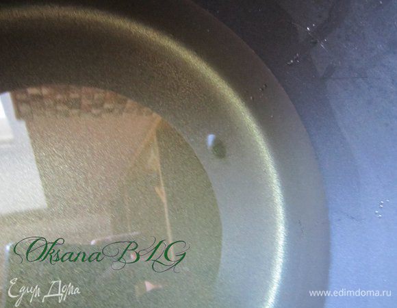 Жарить пончики нужно во фритюрнице или кастрюле с толстым дном. Если у вас есть мультиварка с функцией жарки, можно жарить в ней, очень удобно и быстро.