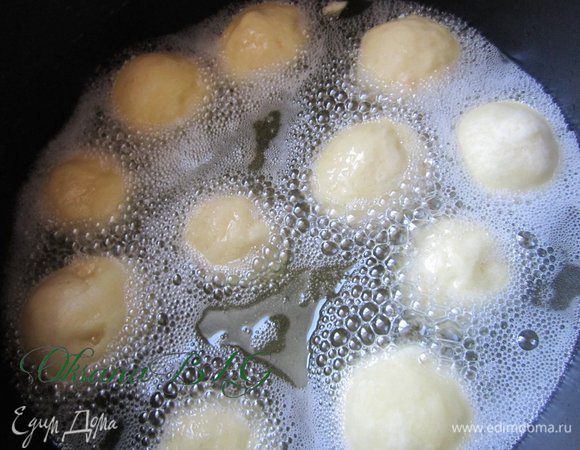 В разогретое масло выложите пончики.