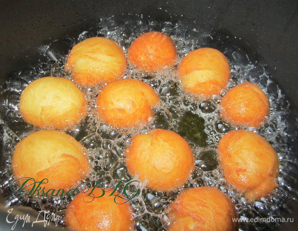 Жарьте до золотистого цвета, по мере необходимости переворачивайте. Иногда при жарке пончики крутятся сами по себе.