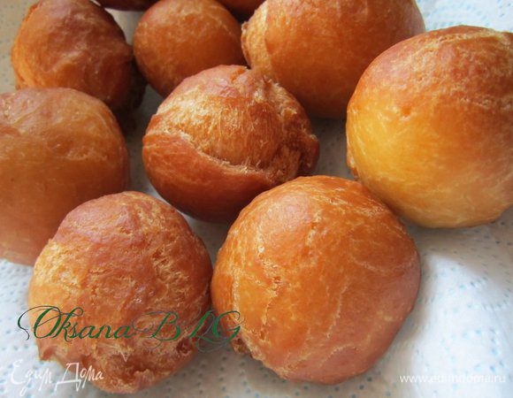 Выложите готовые пончики на бумажное полотенце, чтобы убрать лишний жир.