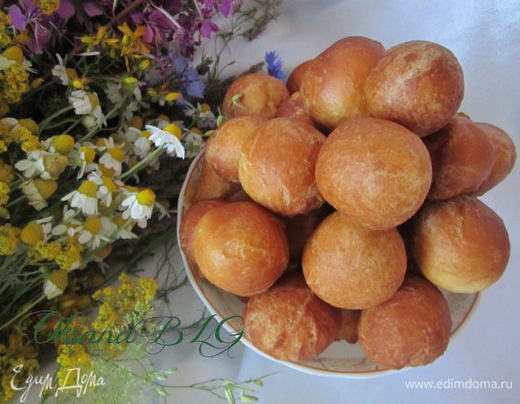 Такой вариант пончиков может быть десертным или закусочным. Десертные пончики можно подавать, припудрив сахарной пудрой, с вареньем или медом. Соленый вариант — как дополнение к супу. Только полейте пончики растительным маслом с чесноком.