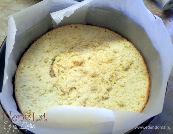 Собираем торт.
Корж, который мы разрезали пополам, нижнюю его часть вернуть в форму и широкой лентой из пергамента выложить в форме боковую поверхность.