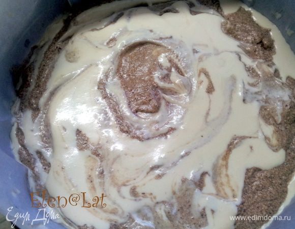 Теперь выкладываем 3/4 части крема, белый и темный. И выкладывать нужно как бы рисуя рисунок, волнами. Оставить немного темного крема для покрытия торта сверху