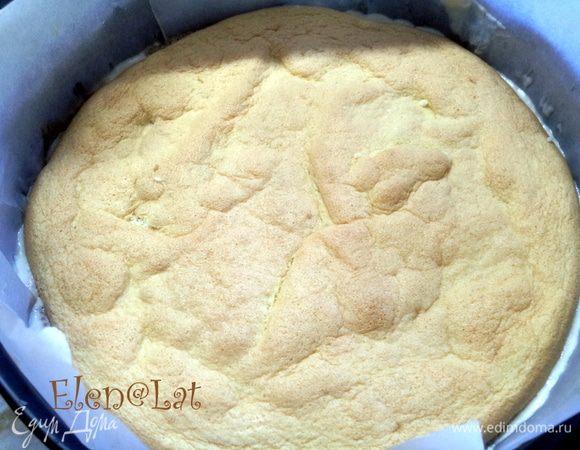 Сверху накрыть вторым коржом. Прижать слегка руками. и поставить в холодильник на 1-2 часа.Кроем должен застыть. 