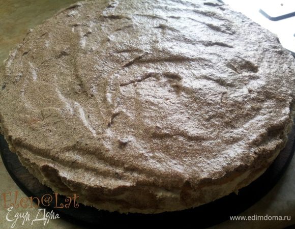 Торт покрыть темным кремом. 