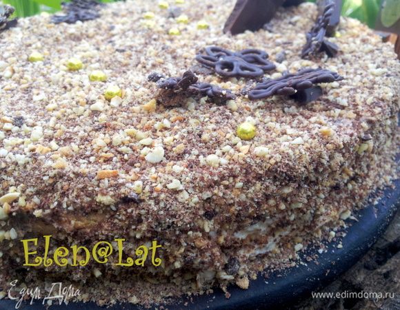 Тертый шоколад смешать с бисквитными крошками и обсыпать торт. Если нет бисквитных крошек, можно покрыть просто тертом шоколадом. 
Вкус и правда потрясающий, очень нежный и легкий.
Попробйте и приятного Вам аппетита!!!!