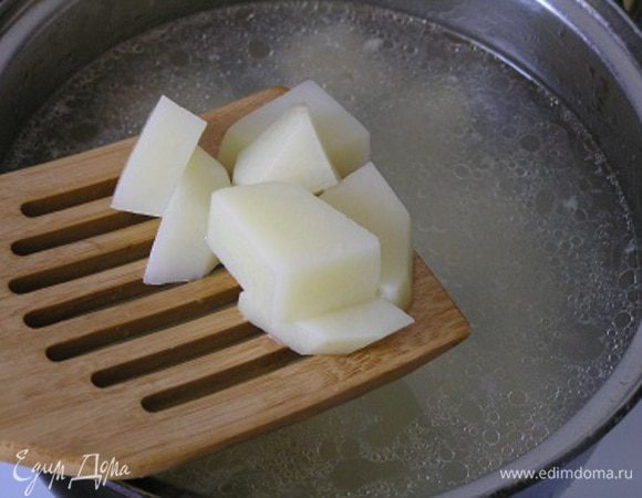 Нарезать картофель, добавить в бульон, варить 10 минут, за это время удалить с лосося кожу (она легко снимается) и разобрать на маленькие кусочки, затем добавить в кастрюлю, следом добавить капусту (не размораживая),

