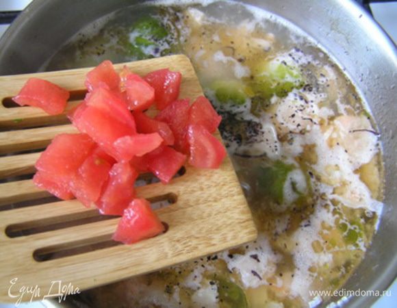 добавить нарезанный помидор (без кожицы), варить еще минут 5.