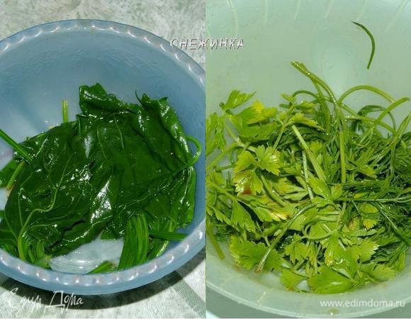 Шпинат, или петрушку с укропом отправляем в небольшую миску, маринуем в соевом соусе с добавлением уксуса и щепотки сахара.