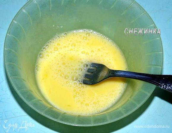 1/4 ч.л. крахмала разводим в 1 ч.л. воды. 1 яйцо взбиваем вилкой, добавляем разведенный крахмал, щепотку соли, 1 ч.л. водки (или саке). Перемешиваем.