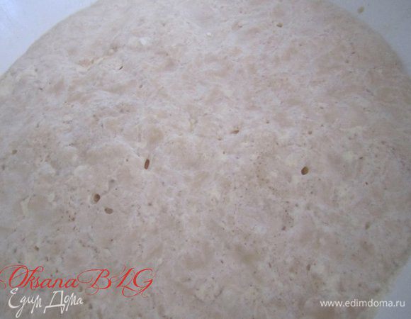 В теплое молоко добавить 1 ст.л. муки, 1 ст.л. сахара, раскрошить дрожжи. оставить на 10-15 минут, чтобы начало бродить.