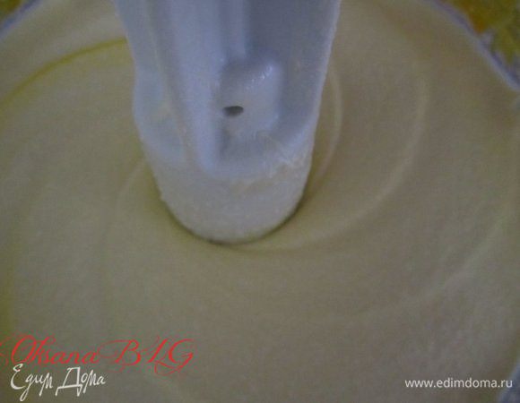 Творог перетереть через сито, добавить яйца, растопленное масло, оставшийся сахар, все перемешать.  Или все ингредиенты взбить в блендере.