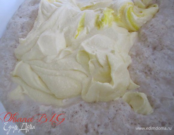 Добавить творожную массу к дрожжевой. Перемешать.