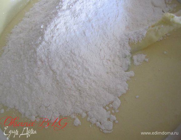 Добавляя муку замесить мягкое не липкое тесто.