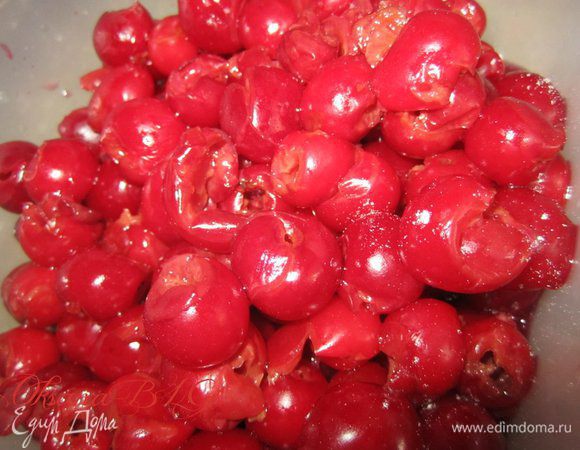 Вишню вымыть, удалить косточки.