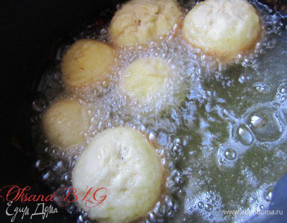 Пончики жарить в разогретом масле до золотистого цвета.