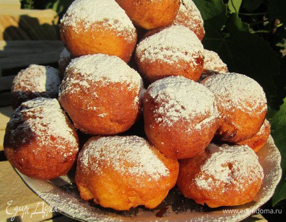 Готовые пончики посыпать пудрой.