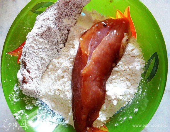 Мясо обвалять в муке...