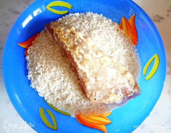 Окунуть в яйцо и обвалять в хлебной крошке.