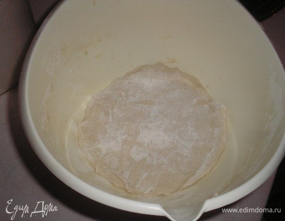 Готовим тесто: смешиваем муку, сахар, соль, дрожжи. Добавляем по-немногу теплую воду и вымешиваем  тесто. Выкладываем тесто на доску и месим около 15 минут. Должно получится довольно мягкое тесто.