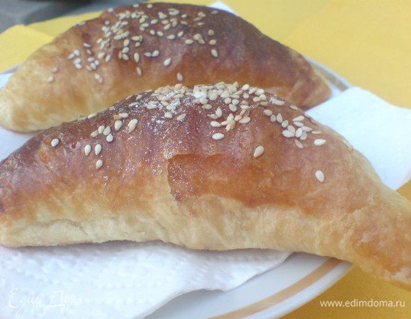 Рожки положить на противень,выстеленный бумагой для выпечки и посыпанный мукой,смазать яйцом,посыпать кунжутом.Выпекать в разогретой духовке около 15 мин.