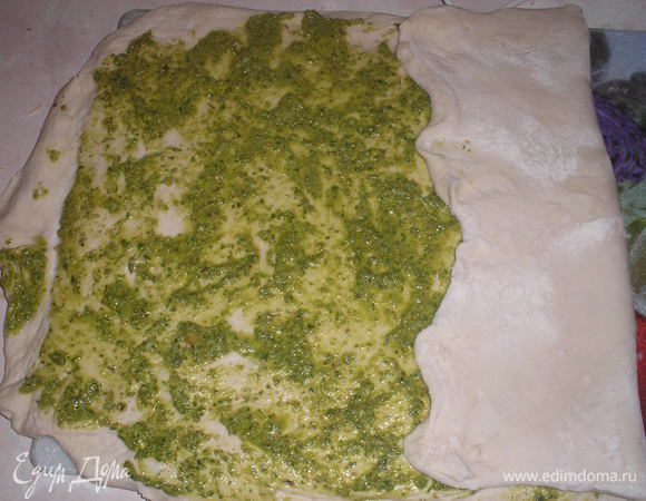 Загибаем оба края прямоуголька к центру. 