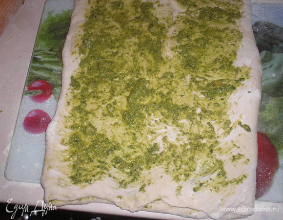 Полученный прямоугольник смазываем песто.