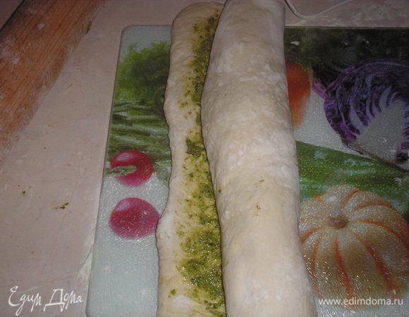 Закручиваем в рулет. Опять защипываем края.