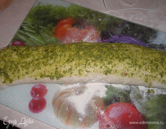 Рулет опять смазываем по всей длине соусом песто.
