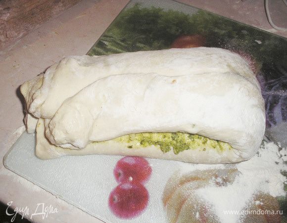 Складываем рулет вдвое так. что-бы соус оказался посередине. Хорошо защипываем края.