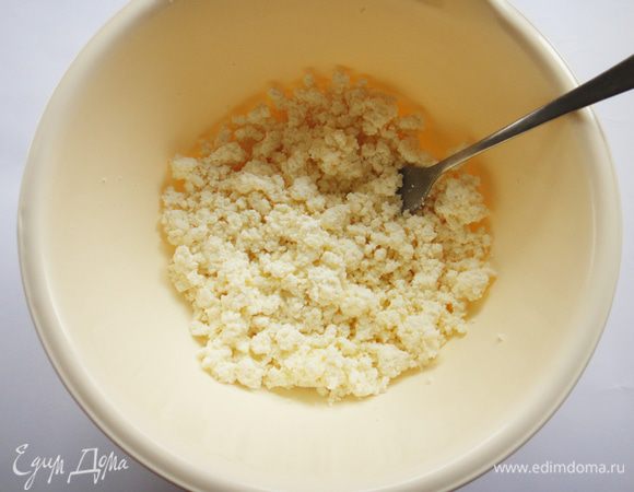 Творог протереть через сито, соединить с
зеленью, посолить, поперчить, перемешать.