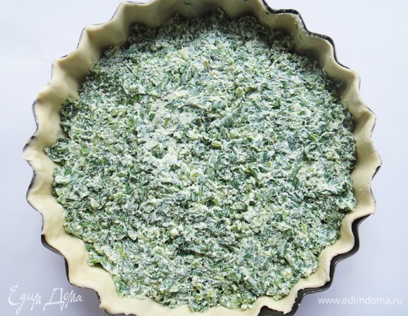 Тесто разморозить, раскатать,
выложить в круглую форму, сделать бортики.Выложить на тесто приготовленную
начинку.