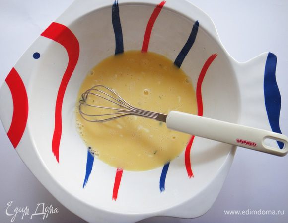 Взбить яйца со сливками, солью и мускатным орехом. Залить начинку.
