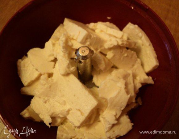 Брынзу порезать пластинками, залить горячей водой на 2-3 мин., затем слить и залить холодной водой на 10 мин., чтобы брынза вымочилась и не была слишком соленой. Затем брынзу измельчить в блендере.