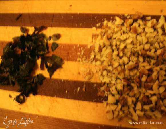 Орехи и базилик мелко порезать.