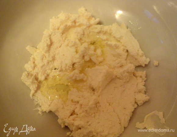 В измельченную брынзу добавить 2 ст.ложки оливкового масла, перемешать.